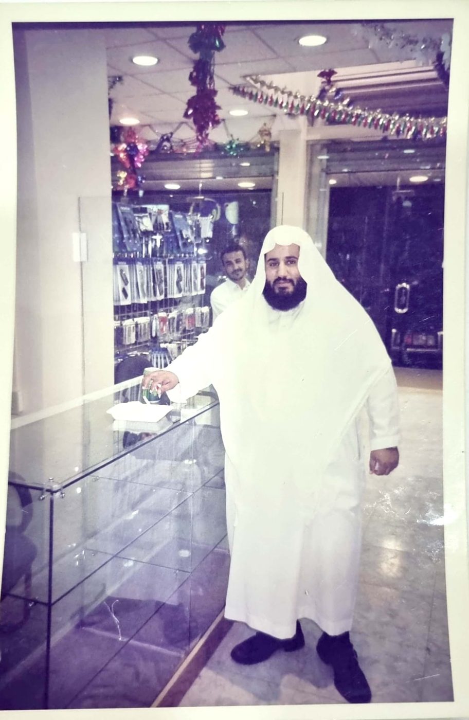 Sheikh Adnan dans l'un de ses magasins Shining Technical Com.